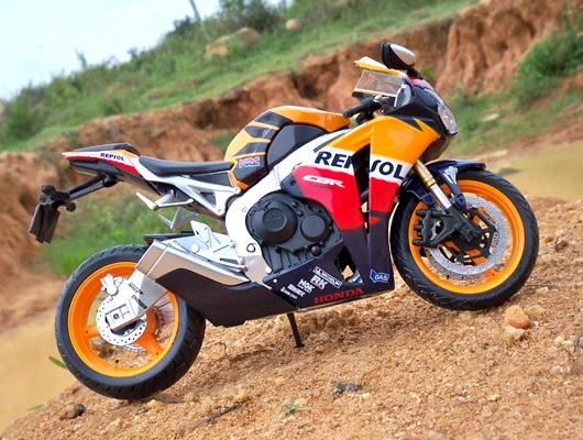 Honda CBR1000RR Fireblade in Repsol Shades – AutoMax