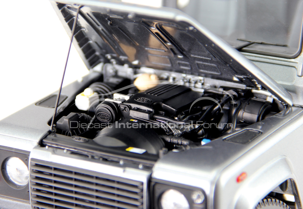 Century Dragon 1:18 Land Rover Defender 110 - Engine Bay