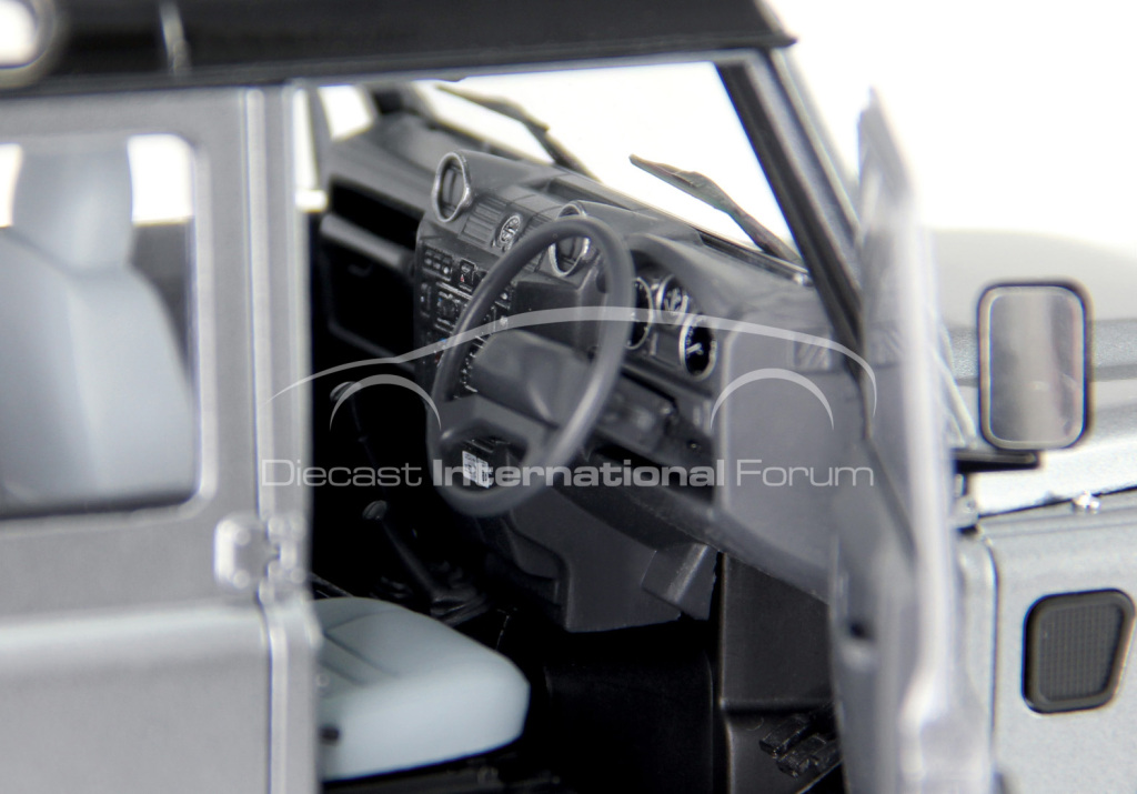 Century Dragon 1:18 Land Rover Defender 110 - Interior