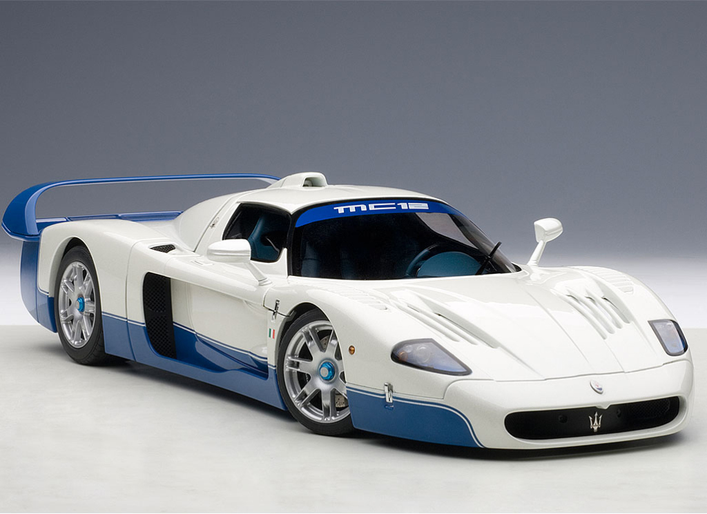 AUTOart Signature 1:18 Maserati MC12 - Front