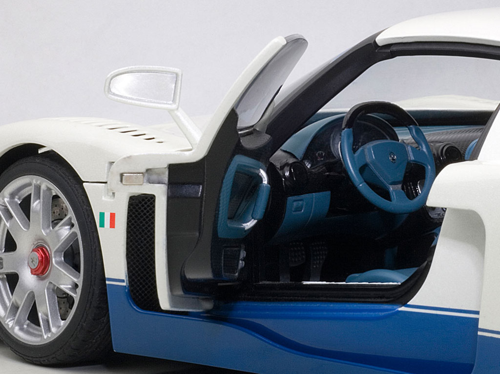 AUTOart Signature 1:18 Maserati MC12 - Interior