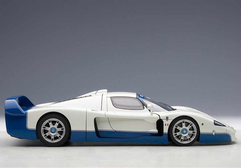 AUTOart Signature 1:18 Maserati MC12 - Profile