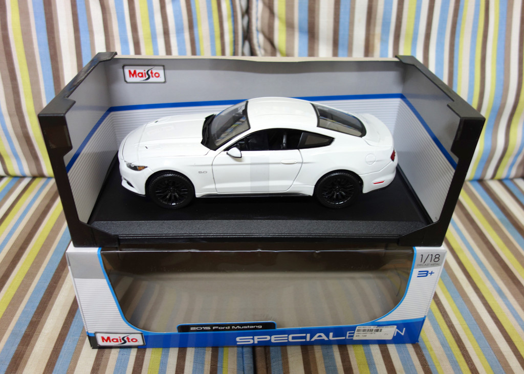 Maisto 1:18 Ford Mustang 2015 - Unboxed