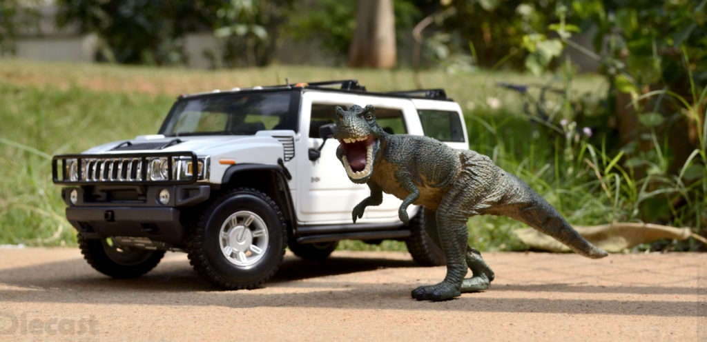 Velociraptor vs Hummer H2