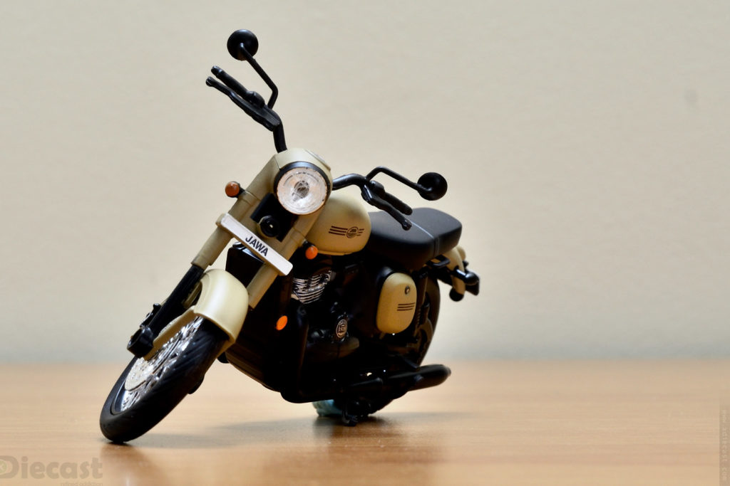 Maisto 1:18 Jawa The Brave and The Bold - Front